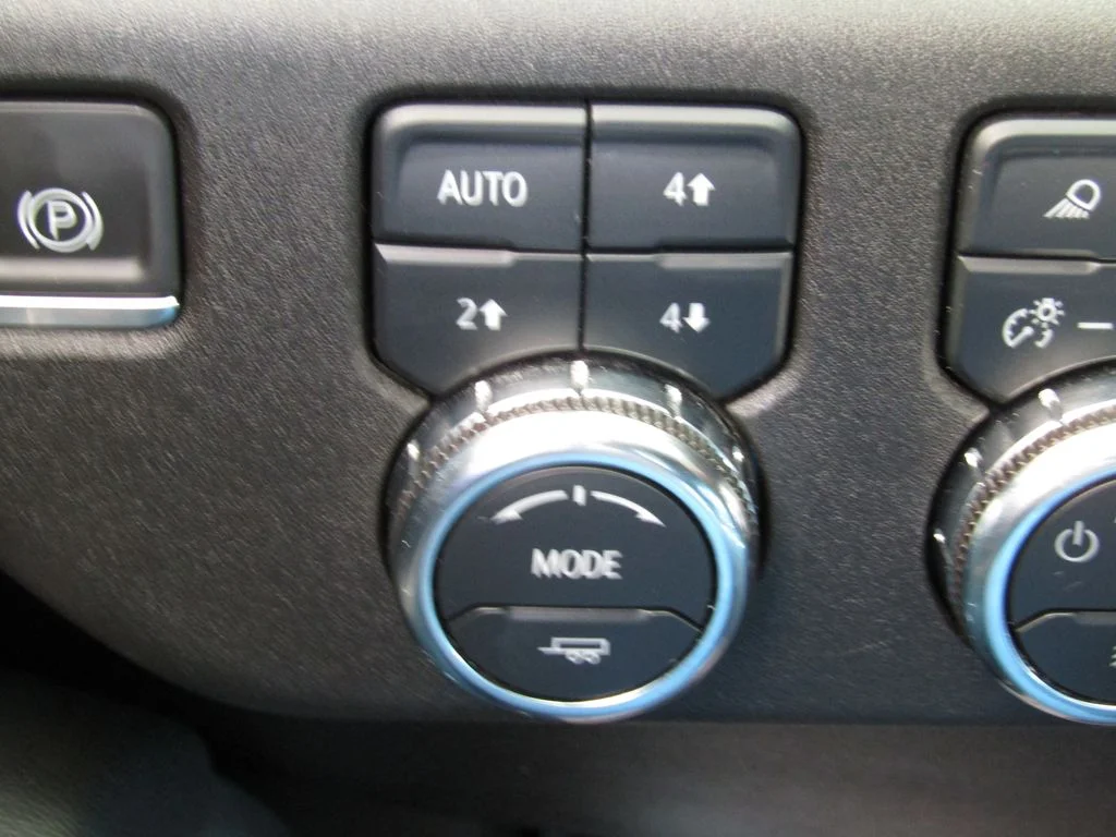 Used 2024 White GMC SLT image 16