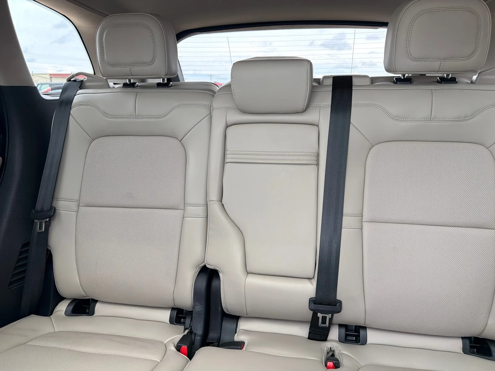 Used 2025 Pristine White Lincoln Grand Touring image 27