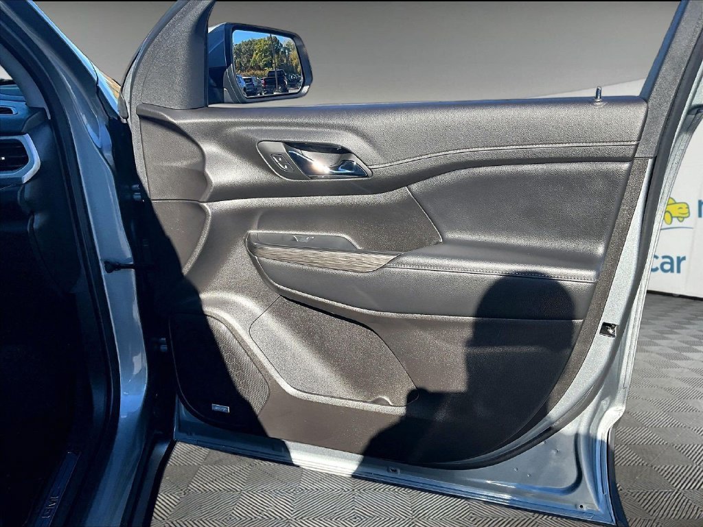 Used 2023 Silver GMC SLT image 12