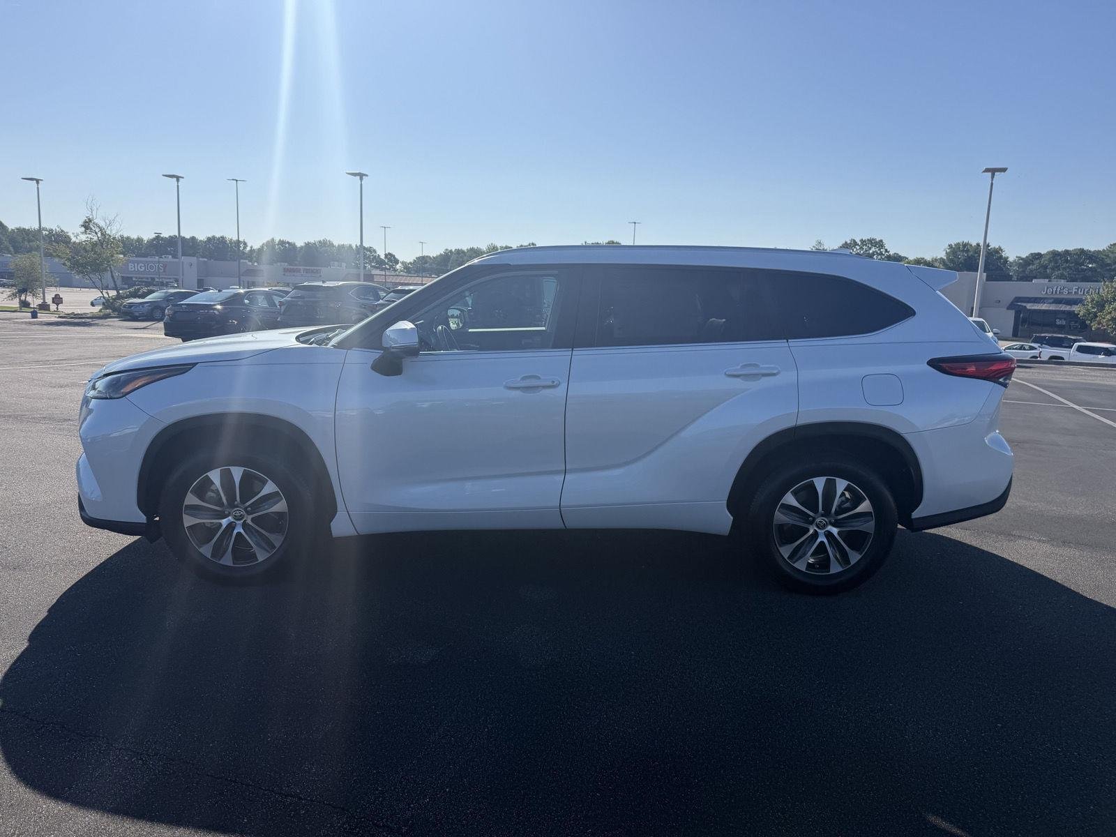 Used 2023 Wind Chill Pearl Toyota XLE image 8