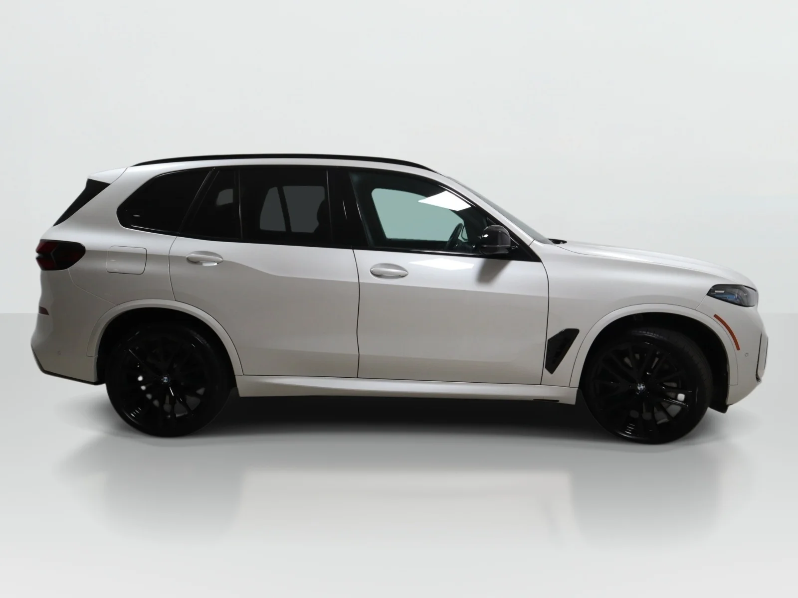 Used 2026 White BMW M60i Sports Activity Vehicle image 7