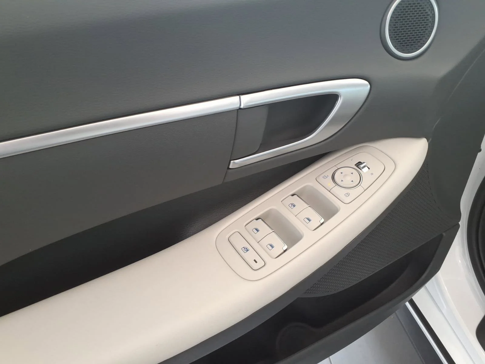 Used 2025 Serenity White Hyundai SE image 12