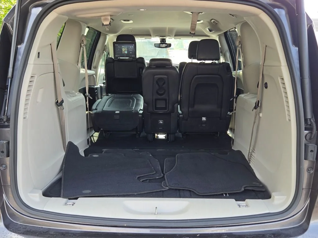 Used 2018 Gray Chrysler Touring L Plus image 15