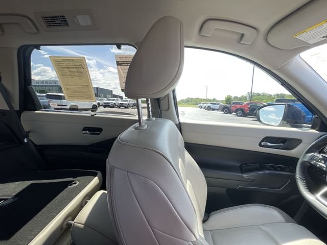 Used 2023 Blue Nissan SL image 9