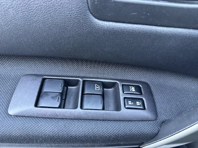 Used 2015 White Nissan S image 27