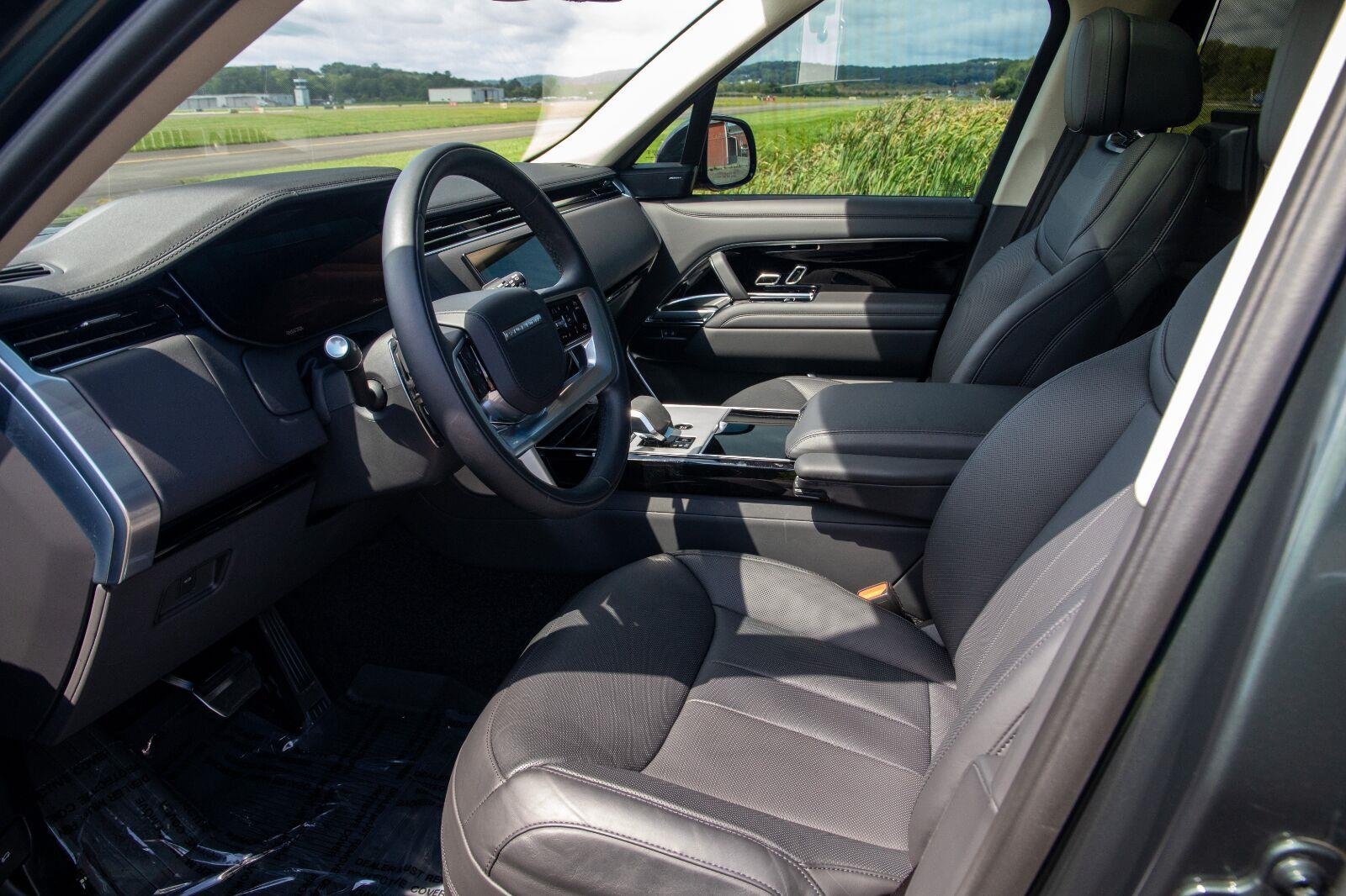 Used 2024 GREEN Land Rover SE image 13