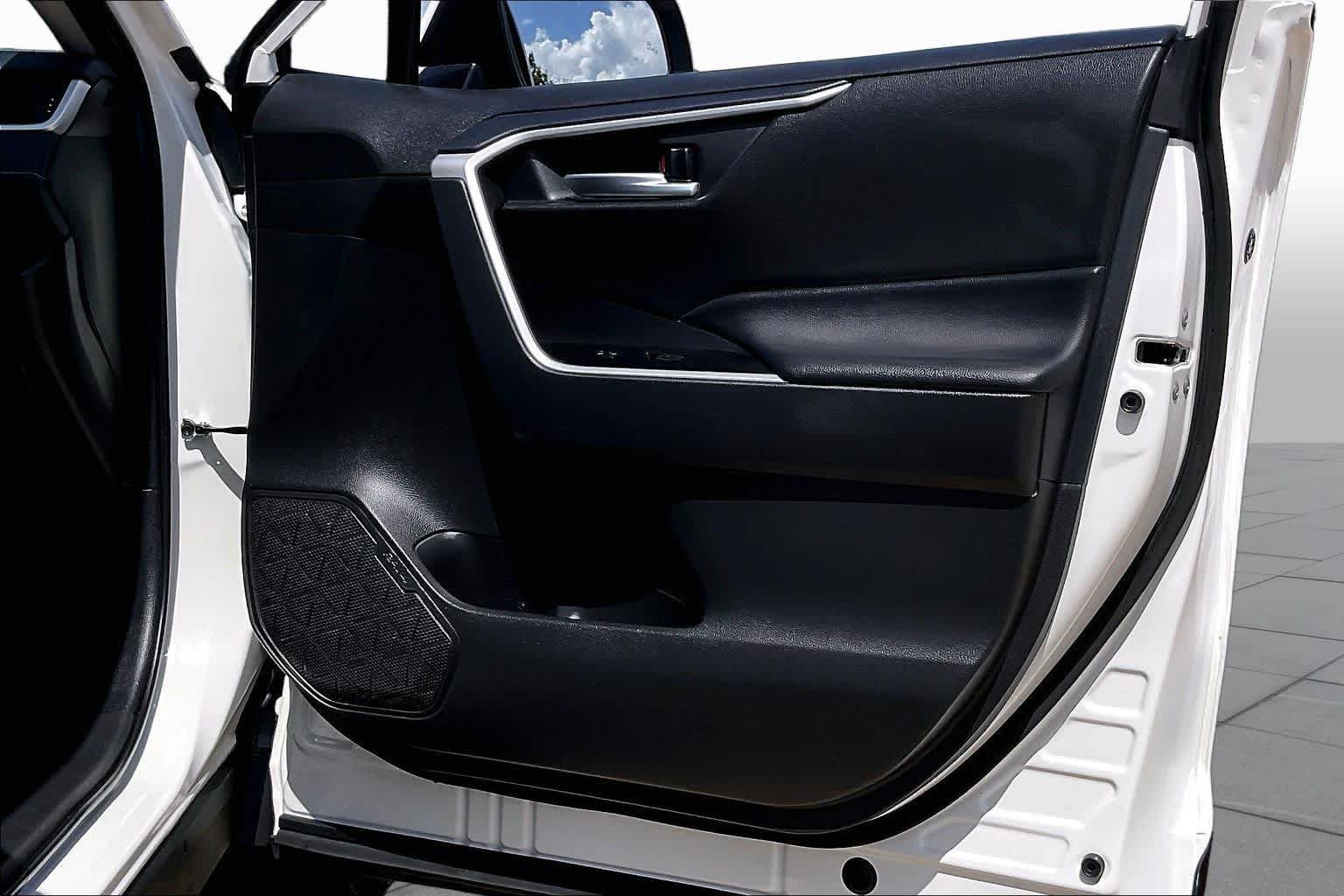 Used 2025 Ice Cap Toyota XLE image 23