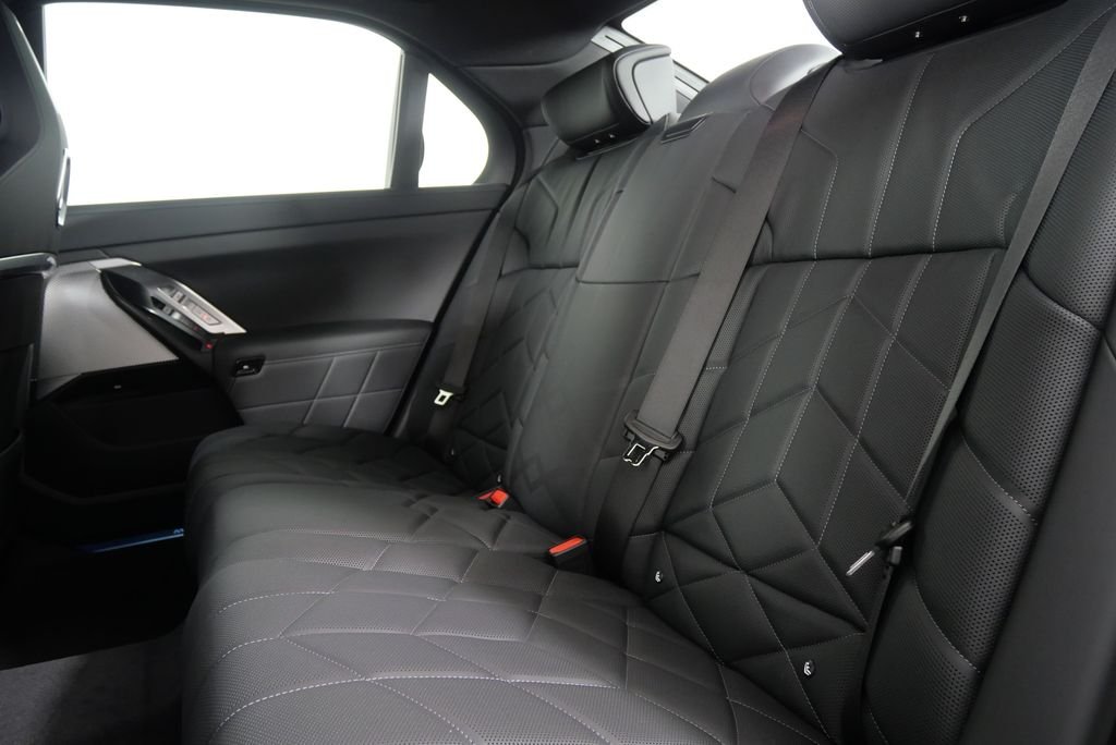 2025 BMW i7 50 - Photo 15