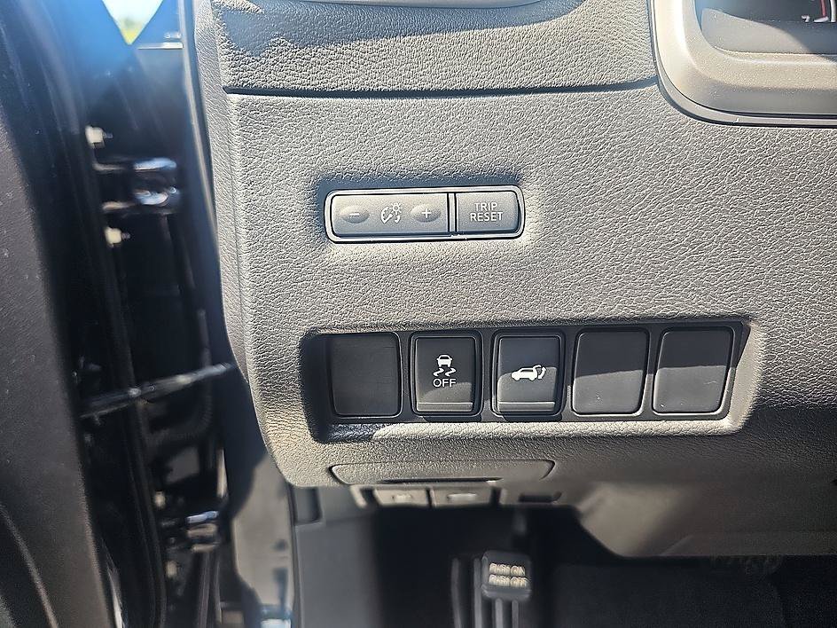 Used 2016 Arctic Blue Metallic Nissan SL image 14