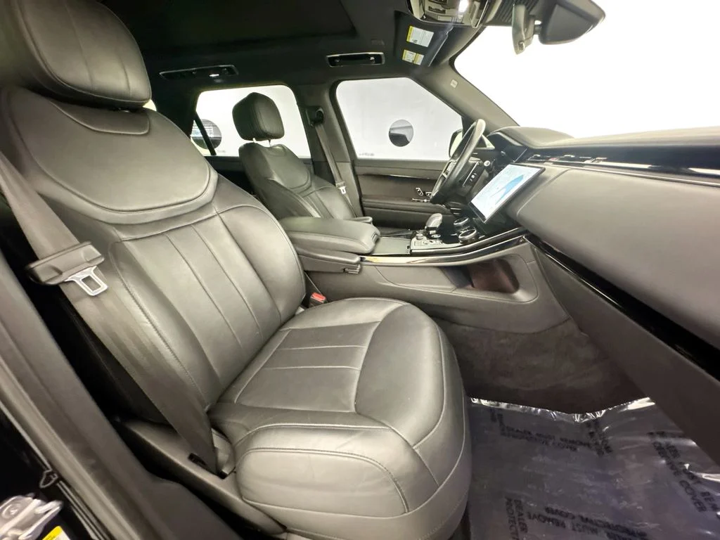 Used 2023 Black Land Rover SE Dynamic image 29