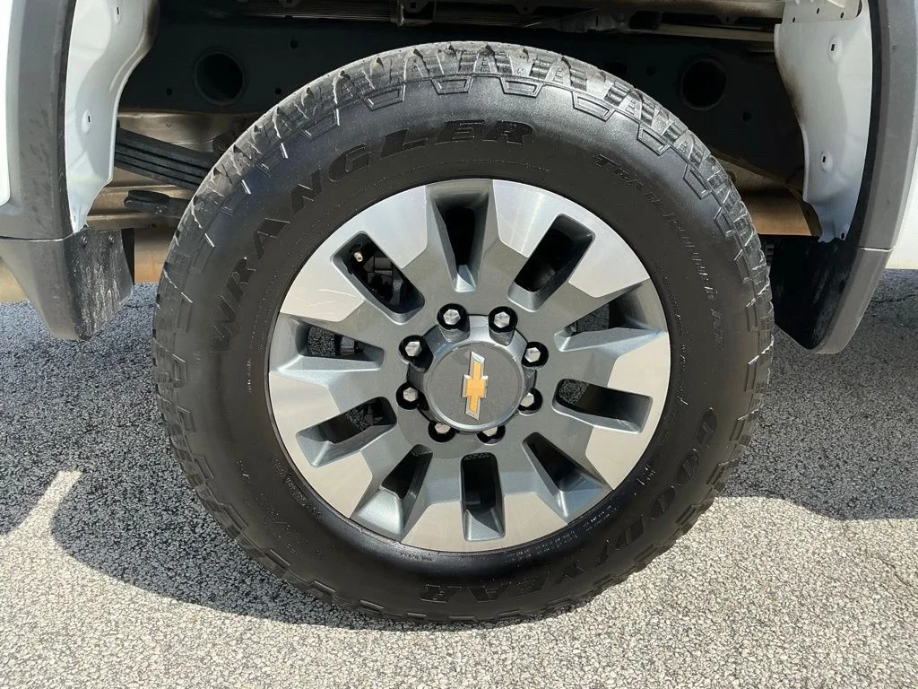 Used 2025 White Chevrolet Custom image 17