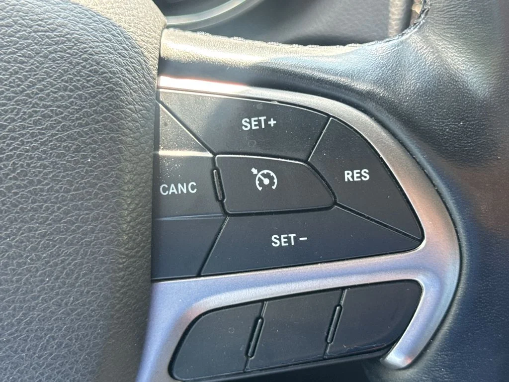 Used 2020 Diamond Black Jeep Limited image 28
