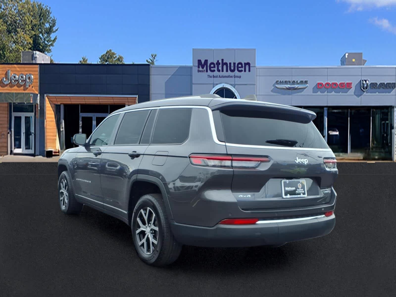 Used 2023 Baltic Gray Metallic Clearcoat Jeep Limited image 5
