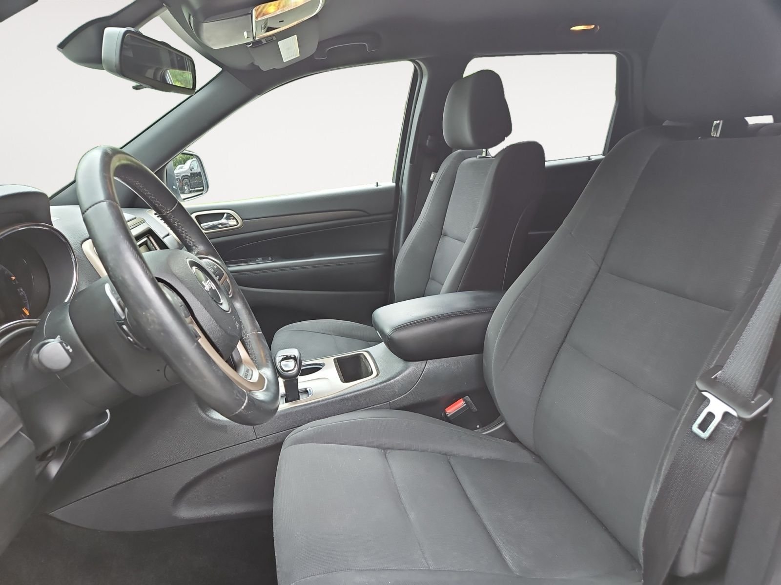 Used 2015 White Jeep Laredo image 9