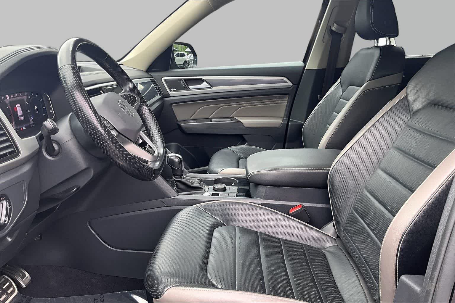 Used 2022 Deep Black Pearl Volkswagen 3.6L V6 SEL Premium R-Line image 9