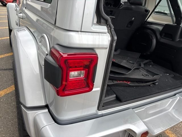 Used 2022 Silver Jeep Unlimited Sahara High Altitude image 10