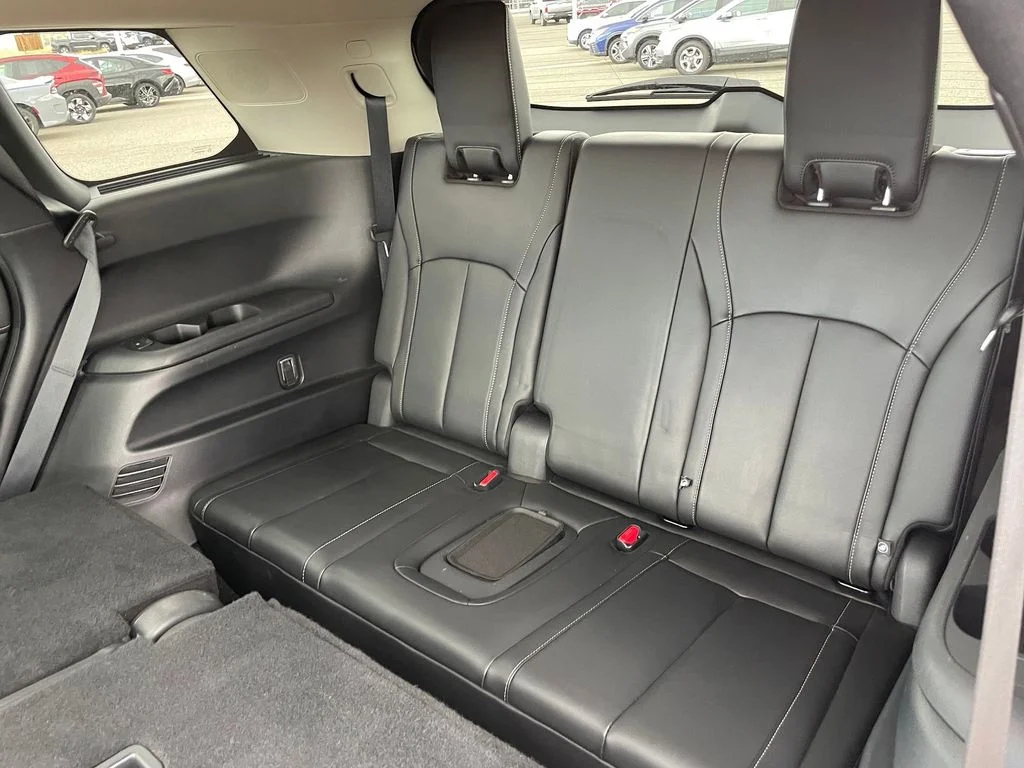 Used 2025 Majestic White INFINITI LUXE image 10