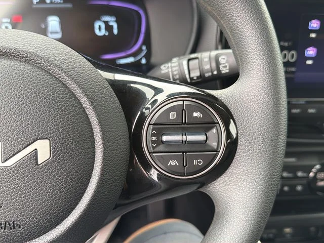 Used 2025 White Kia S image 23
