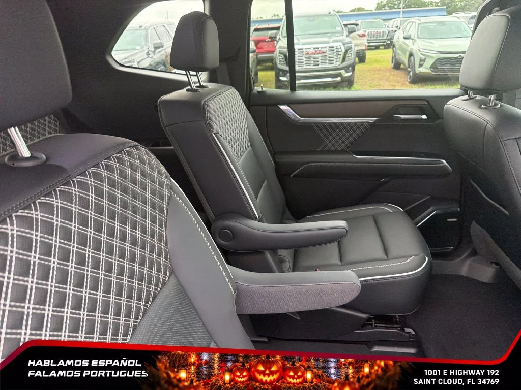 Used 2024 White Frost Tricoat GMC Denali image 31