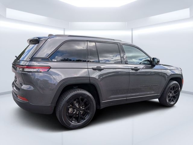 Used 2024 Gray Jeep Altitude image 3