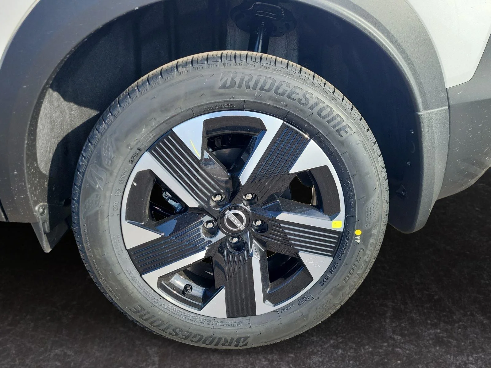 New 2026 Aspen White Tricoat/Super Black Nissan SV image 25