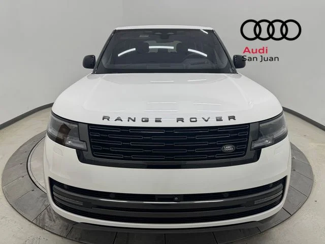 Used 2023 White Land Rover SE image 2