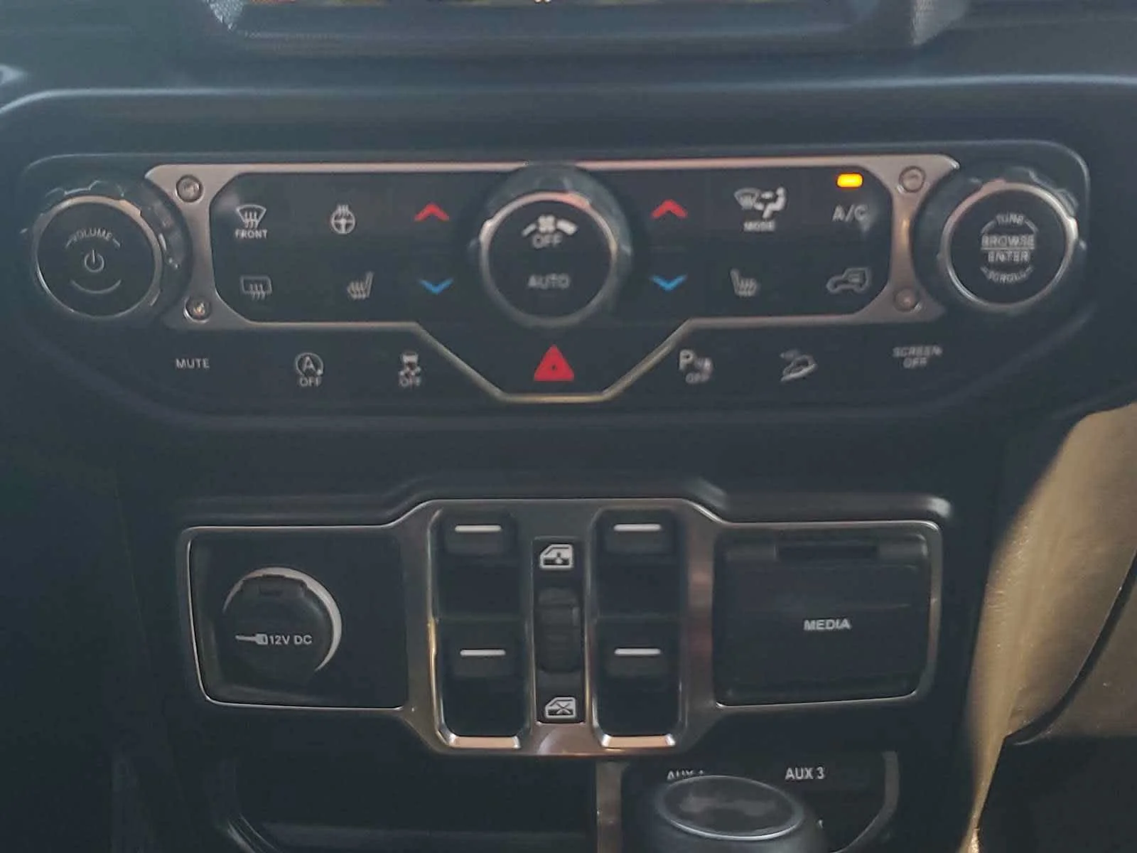 Used 2020  Jeep Sahara image 22