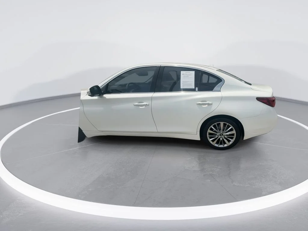 Used 2023 White INFINITI LUXE image 5
