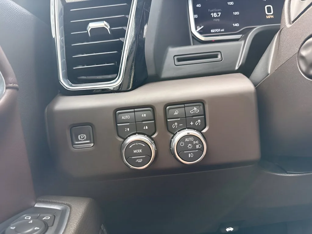 Used 2022 WHITE FROST TRICOAT GMC Denali image 24