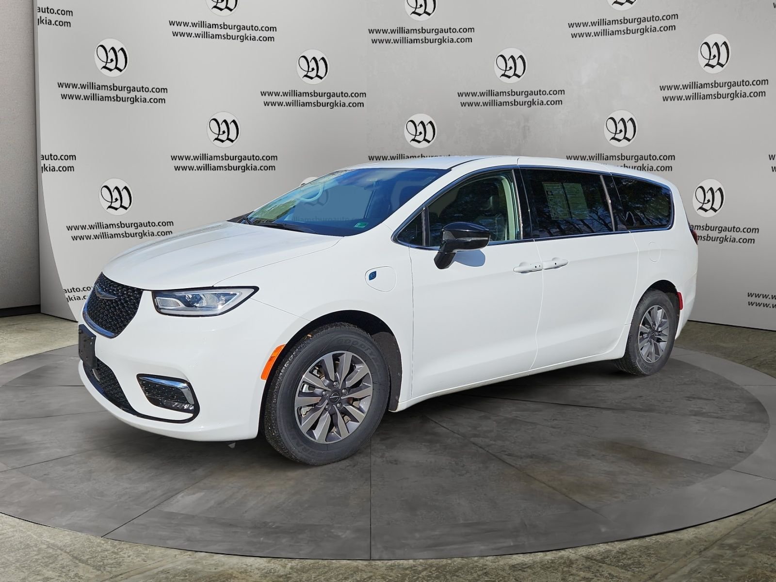 2024 Chrysler Pacifica Hybrid Select PHEV's photo