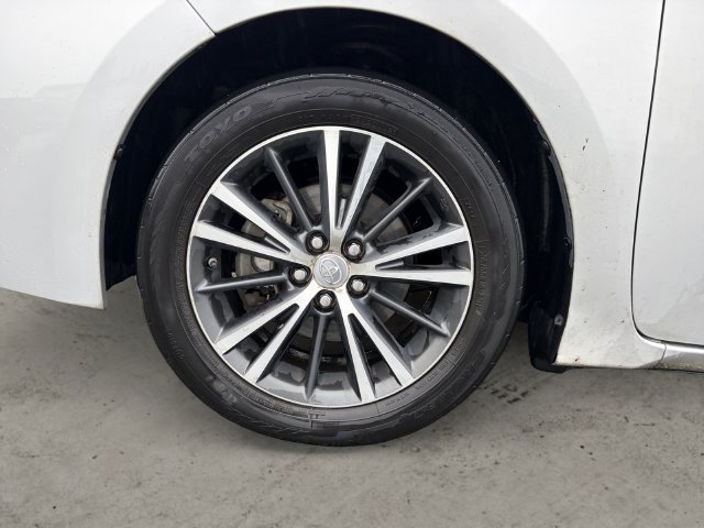 Used 2018 Silver Toyota LE image 9