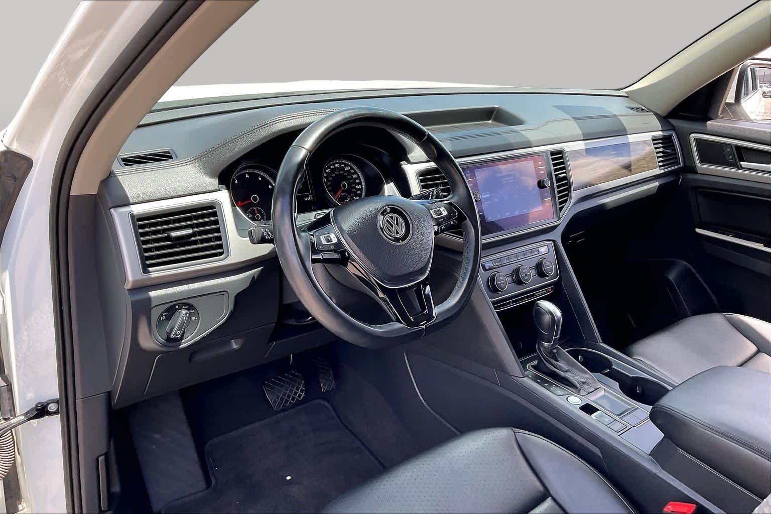 Used 2019 Pure White Volkswagen 3.6L V6 SE w/Technology image 17