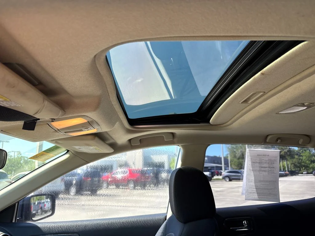 Used 2009 Blue Nissan SL image 13
