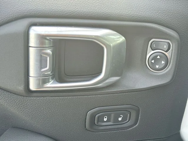 Used 2022 White Jeep Unlimited Sahara image 13