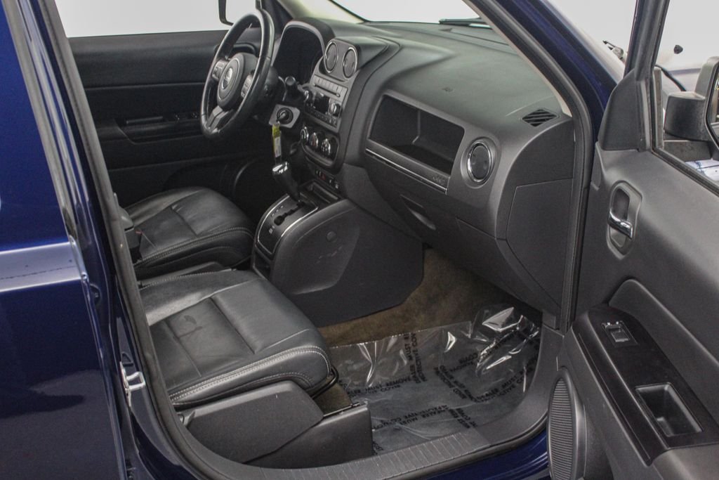 Used 2017 Blue Jeep Latitude image 26