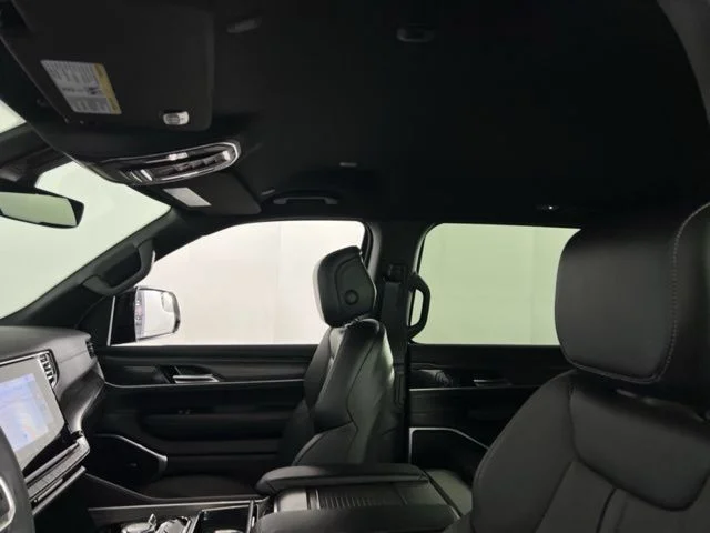 2023 Jeep Wagoneer L Series III - Photo 19