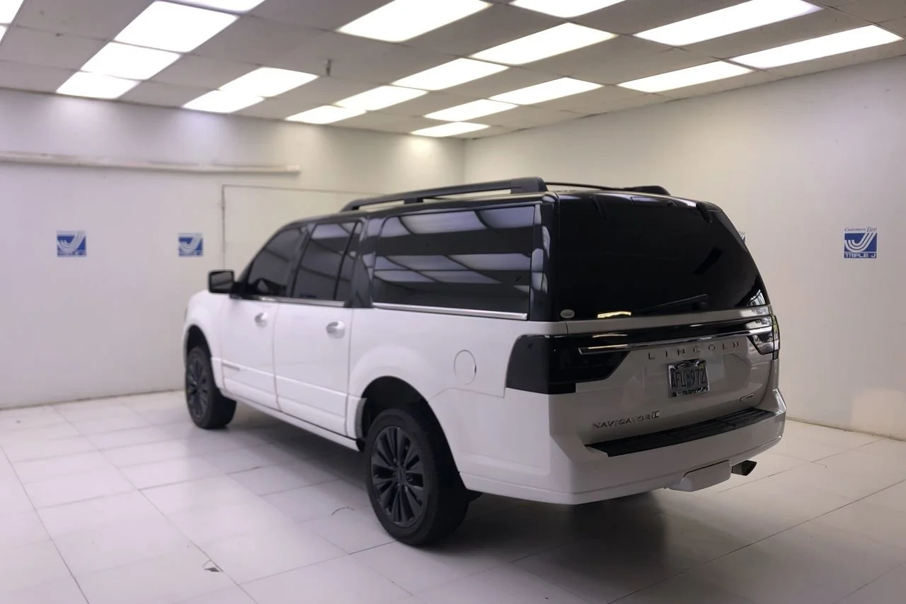 Used 2015 White Platinum Lincoln  image 9