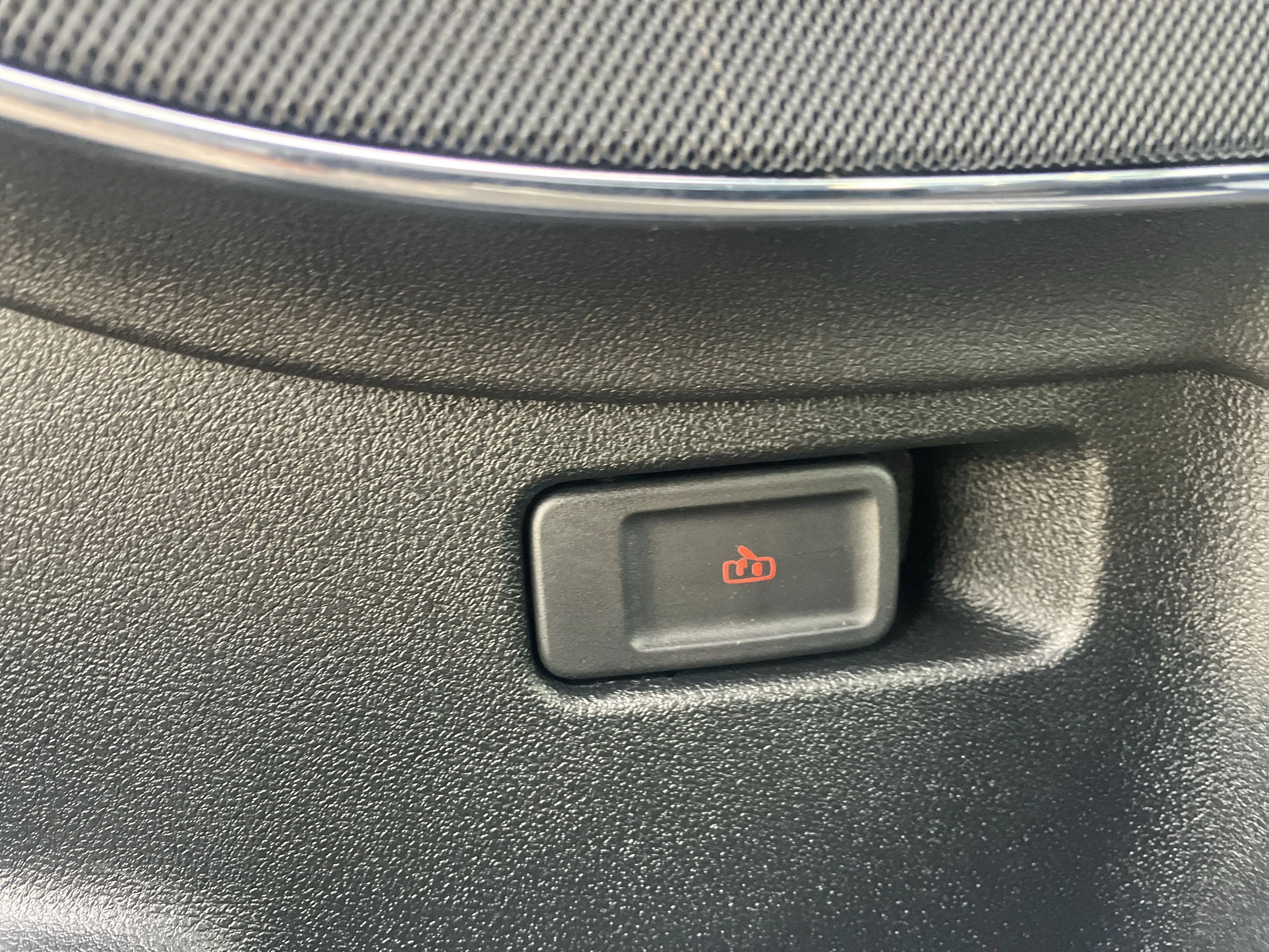 Used 2020 Radiance Metallic Lincoln Grand Touring image 23