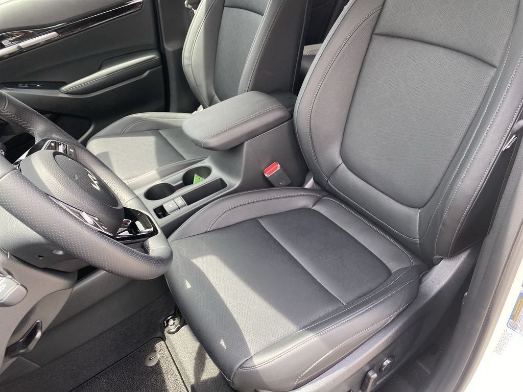 Used 2026 Clear White/Black Roof Kia SX image 11