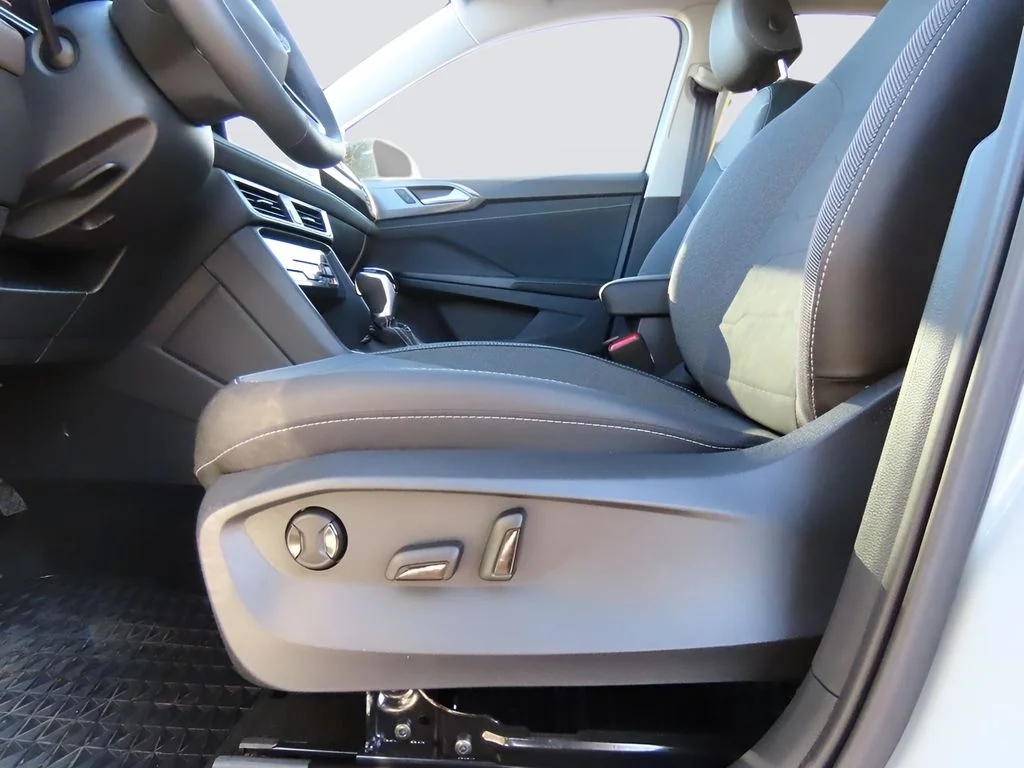 2025 Volkswagen Taos SE Black - Photo 37
