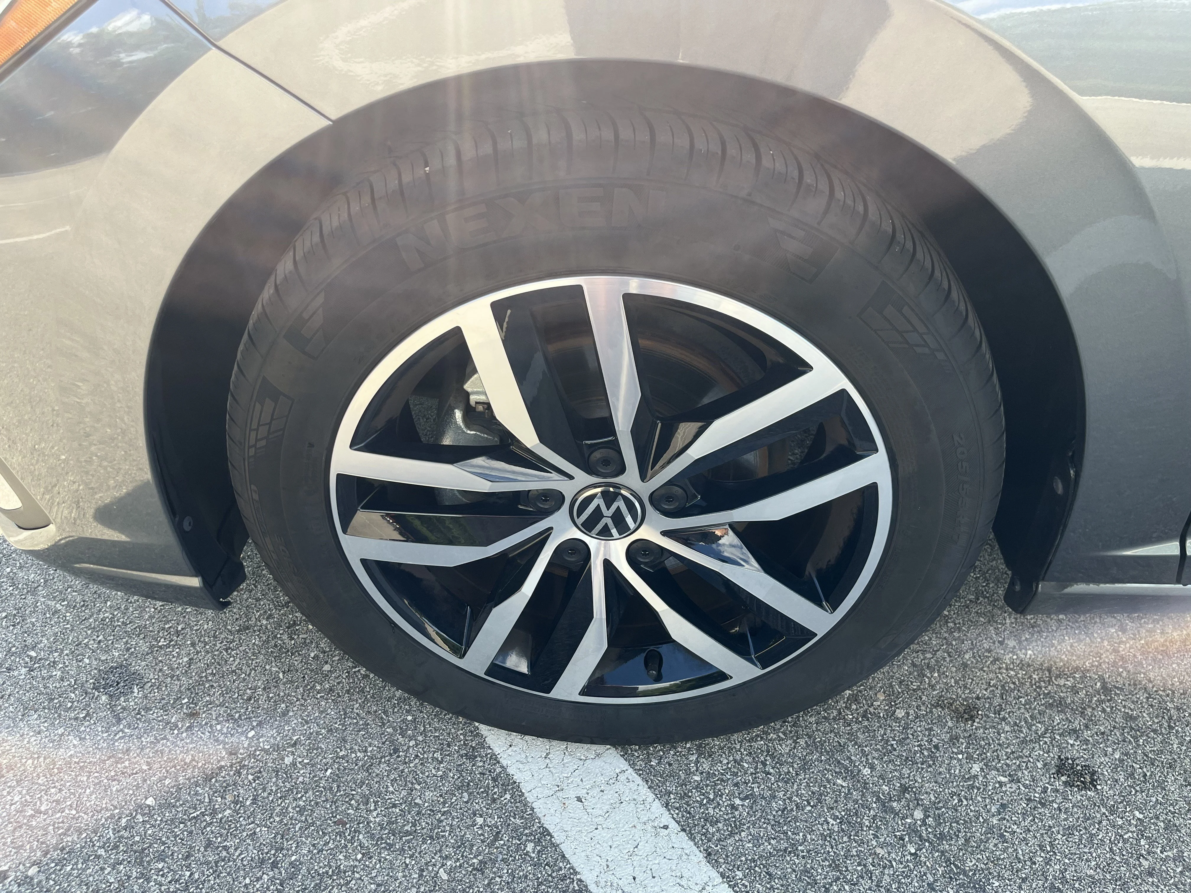 Used 2025 Platinum Gray Metallic Volkswagen SE image 25