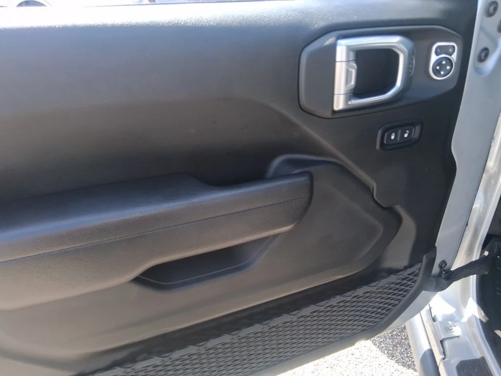 Used 2024 Silver Jeep Mojave image 10