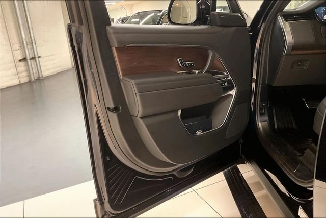 Used 2024 Blue Land Rover SE image 25