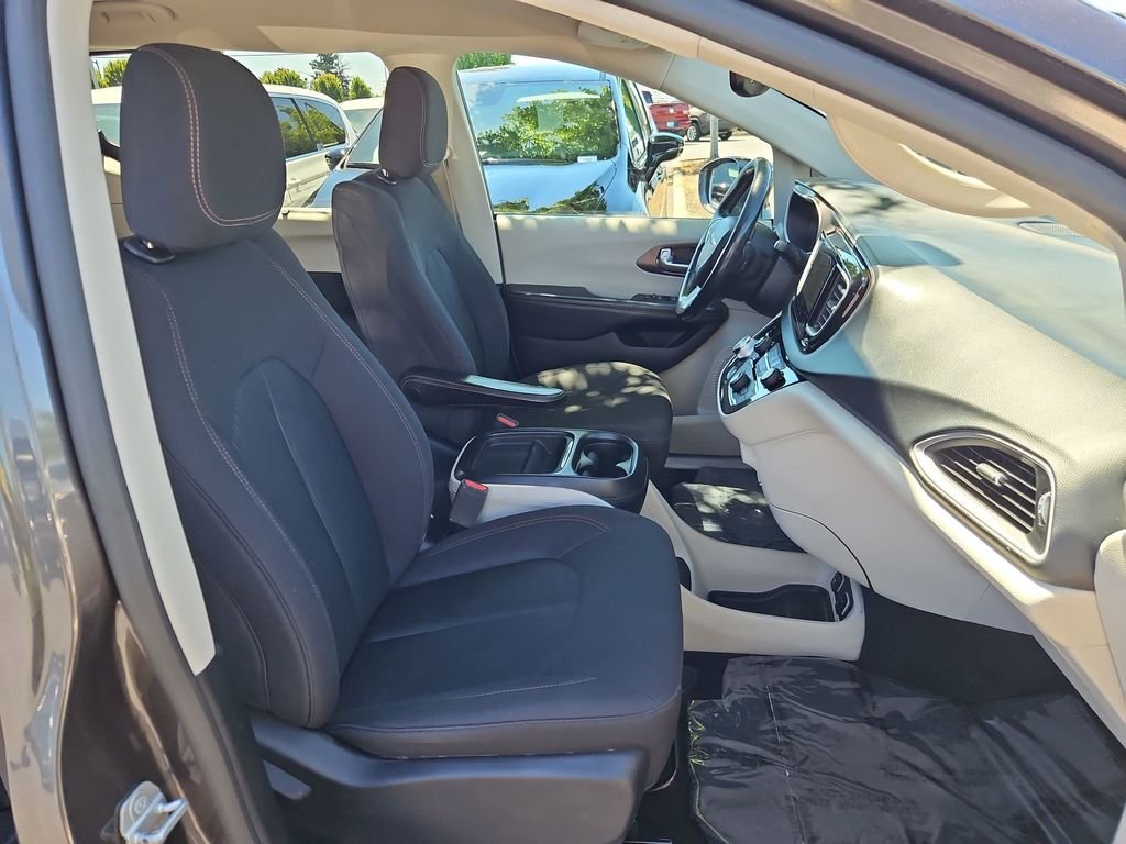 Used 2019 Granite Crystal Metallic Clearcoat Chrysler Touring Plus image 28