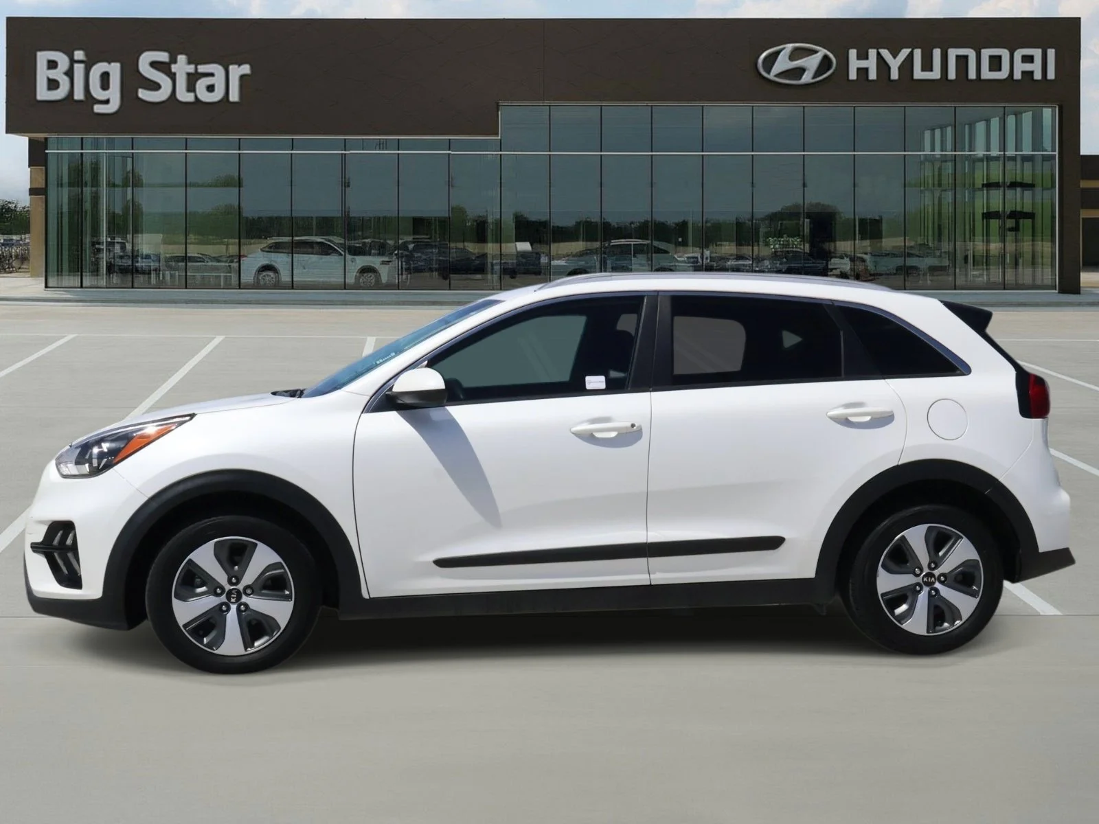 Used 2021 Snow White Pearl Kia LX image 2