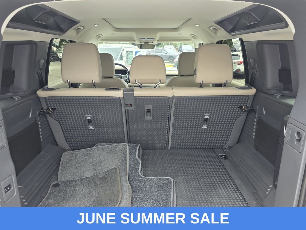 Used 2023 Green Land Rover SE image 15