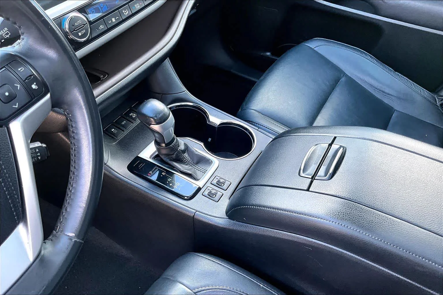Used 2016 Shoreline Blue Pearl Toyota XLE image 17