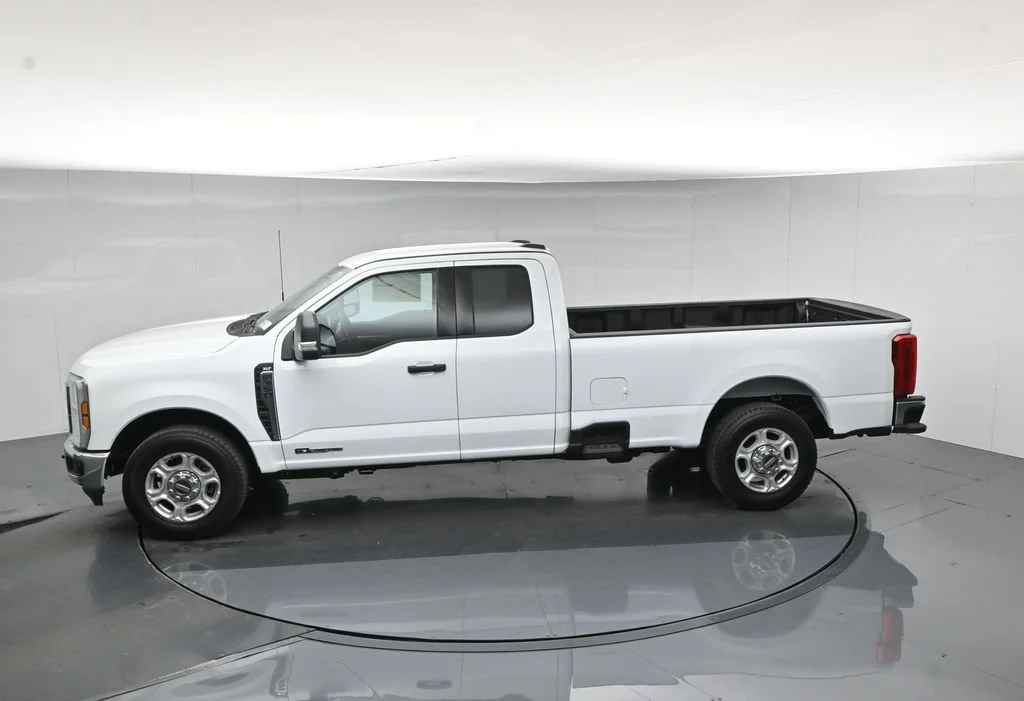 New 2026 Oxford White Ford XLT image 42