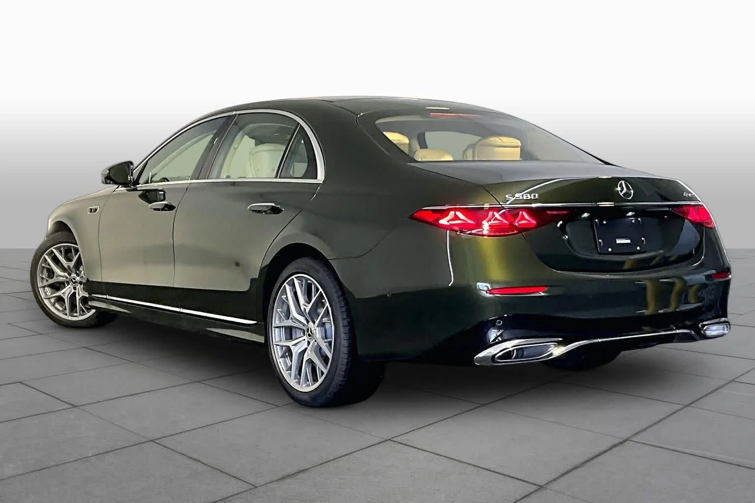 New 2027 MANUFAKTUR Olive Metallic Mercedes-Benz S 580 image 3
