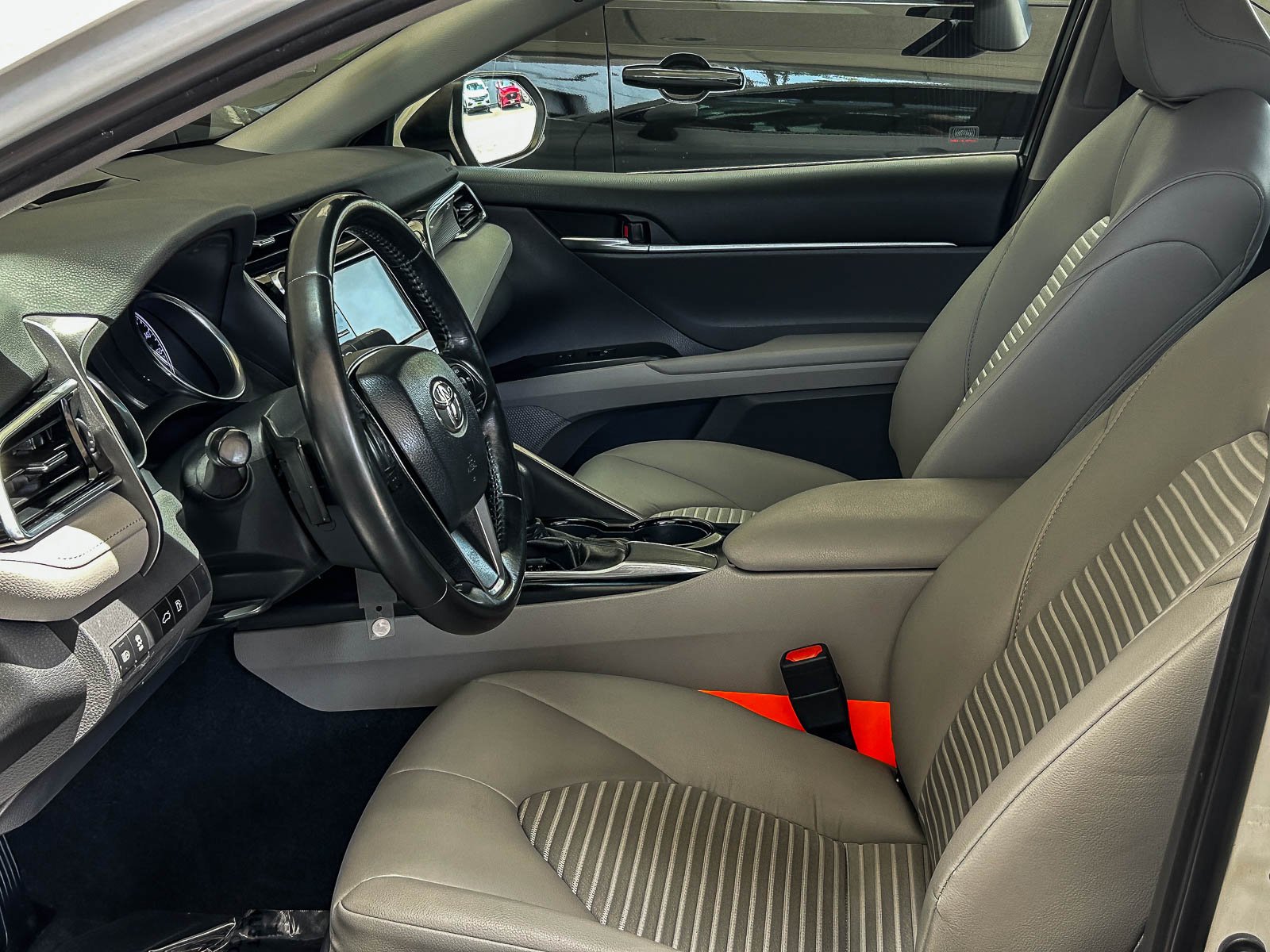 Used 2018 SUPER WHITE Toyota SE image 17